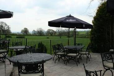 هتل The Dog & Partridge Country Inn