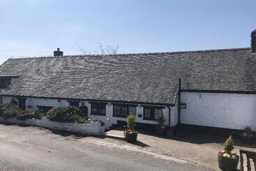 هتل The Dog & Partridge Country Inn