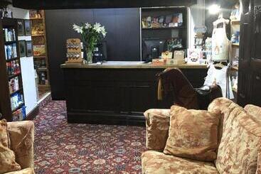 هتل The Dog & Partridge Country Inn