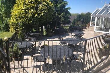 هتل The Dog & Partridge Country Inn