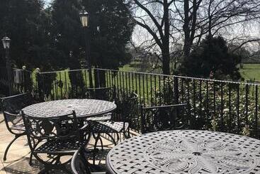 هتل The Dog & Partridge Country Inn