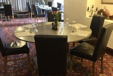 هتل The Dog & Partridge Country Inn