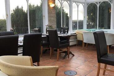 هتل The Dog & Partridge Country Inn