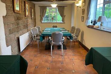 هتل The Dog & Partridge Country Inn