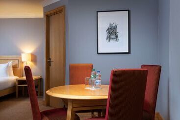هتل Doubletree By Hilton  Swindon