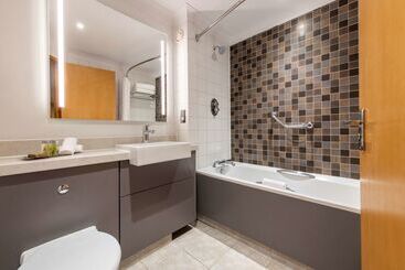 هتل Doubletree By Hilton  Swindon