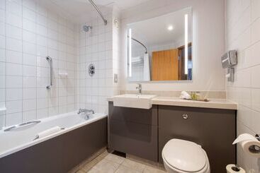 هتل Doubletree By Hilton  Swindon