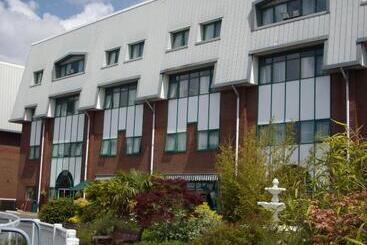 בית מלון כפרי Holiday Inn Wolverhampton   Racecourse, An Ihg