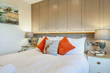 Lion Hotel & Studio Apartments