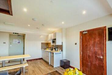 Lion Hotel & Studio Apartments