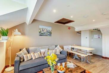 Lion Hotel & Studio Apartments
