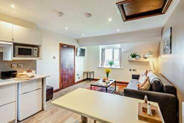 Lion Hotel & Studio Apartments