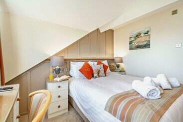 Lion Hotel & Studio Apartments