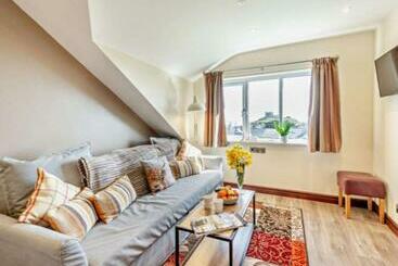 Lion Hotel & Studio Apartments