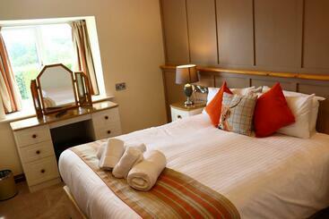 Lion Hotel & Studio Apartments