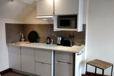 Lion Hotel & Studio Apartments