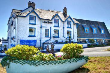 Lion Hotel & Studio Apartments