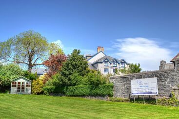 Lion Hotel & Studio Apartments