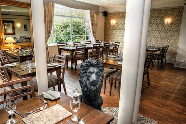 Lion Hotel & Studio Apartments