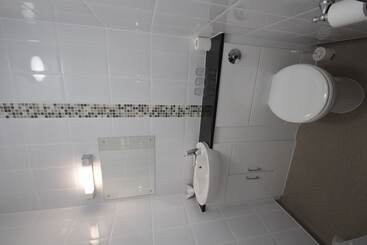 Lion Hotel & Studio Apartments