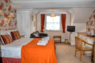 Lion Hotel & Studio Apartments