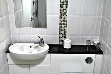 Lion Hotel & Studio Apartments