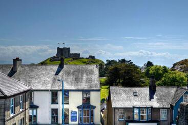 Lion Hotel & Studio Apartments