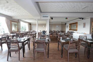 Lion Hotel & Studio Apartments