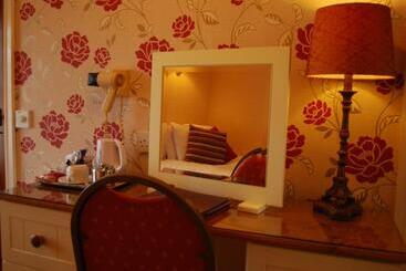 Lion Hotel & Studio Apartments