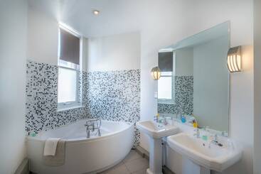 Queens Hotel & Spa