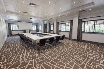 استراحتگاه Village Hotel Wirral