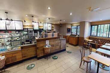 استراحتگاه Village Hotel Wirral