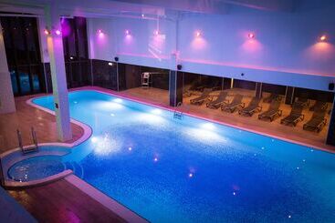 استراحتگاه Village Hotel Wirral