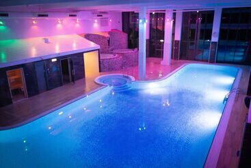 استراحتگاه Village Hotel Wirral