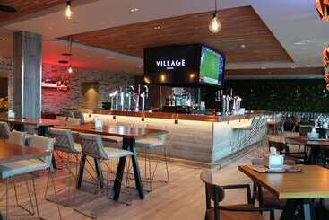 استراحتگاه Village Hotel Wirral