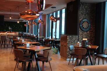 استراحتگاه Village Hotel Wirral
