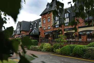 استراحتگاه Village Hotel Wirral