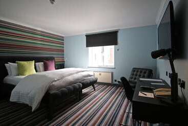 استراحتگاه Village Hotel Wirral