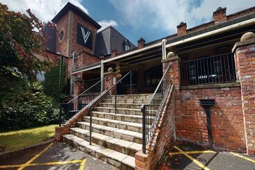 استراحتگاه Village Hotel Wirral