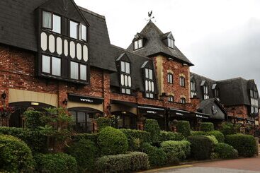 استراحتگاه Village Hotel Wirral