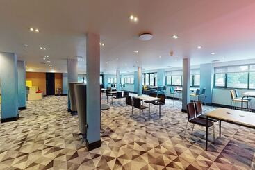 استراحتگاه Village Hotel Wirral