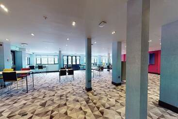 استراحتگاه Village Hotel Wirral
