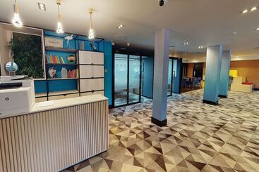 استراحتگاه Village Hotel Wirral
