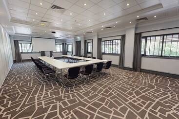 استراحتگاه Village Hotel Wirral