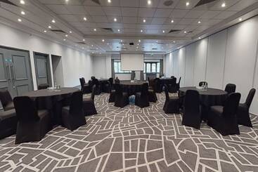 استراحتگاه Village Hotel Wirral
