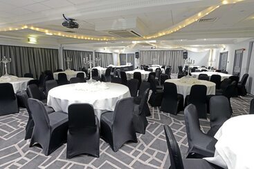 استراحتگاه Village Hotel Wirral