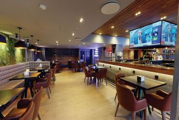 استراحتگاه Village Hotel Wirral