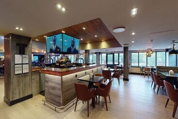استراحتگاه Village Hotel Wirral