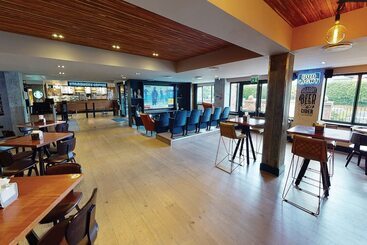 استراحتگاه Village Hotel Wirral