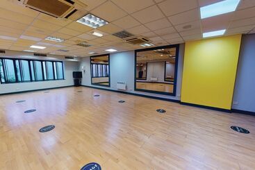 استراحتگاه Village Hotel Wirral
